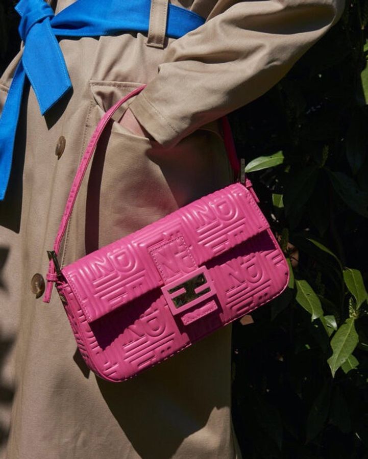 FENDI 粉紅 LOGO 壓花NAPA皮革法棍包（紙袋、防塵套、卡）絕版珍藏、看圖看內文-13