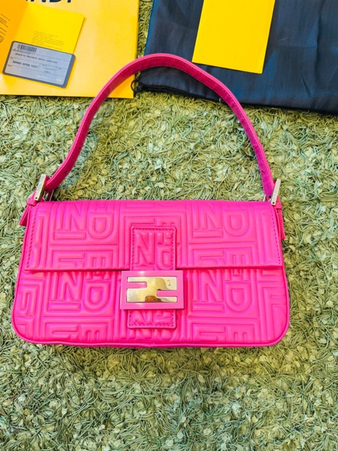 FENDI 粉紅 LOGO 壓花NAPA皮革法棍包（紙袋、防塵套、卡）絕版珍藏、看圖看內文-7