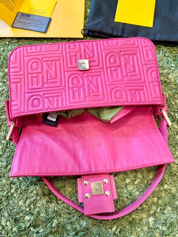 FENDI 粉紅 LOGO 壓花NAPA皮革法棍包（紙袋、防塵套、卡）絕版珍藏、看圖看內文-8