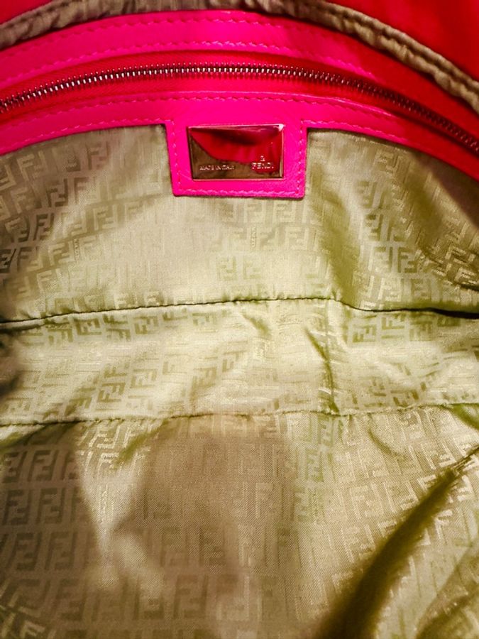 FENDI 粉紅 LOGO 壓花NAPA皮革法棍包（紙袋、防塵套、卡）絕版珍藏、看圖看內文-9