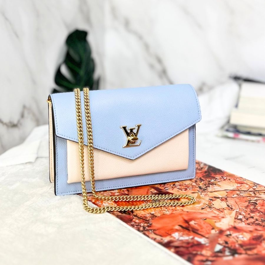 LV My Lockme 藍白雙色小牛皮金屬鍊帶 翻蓋信封包-0