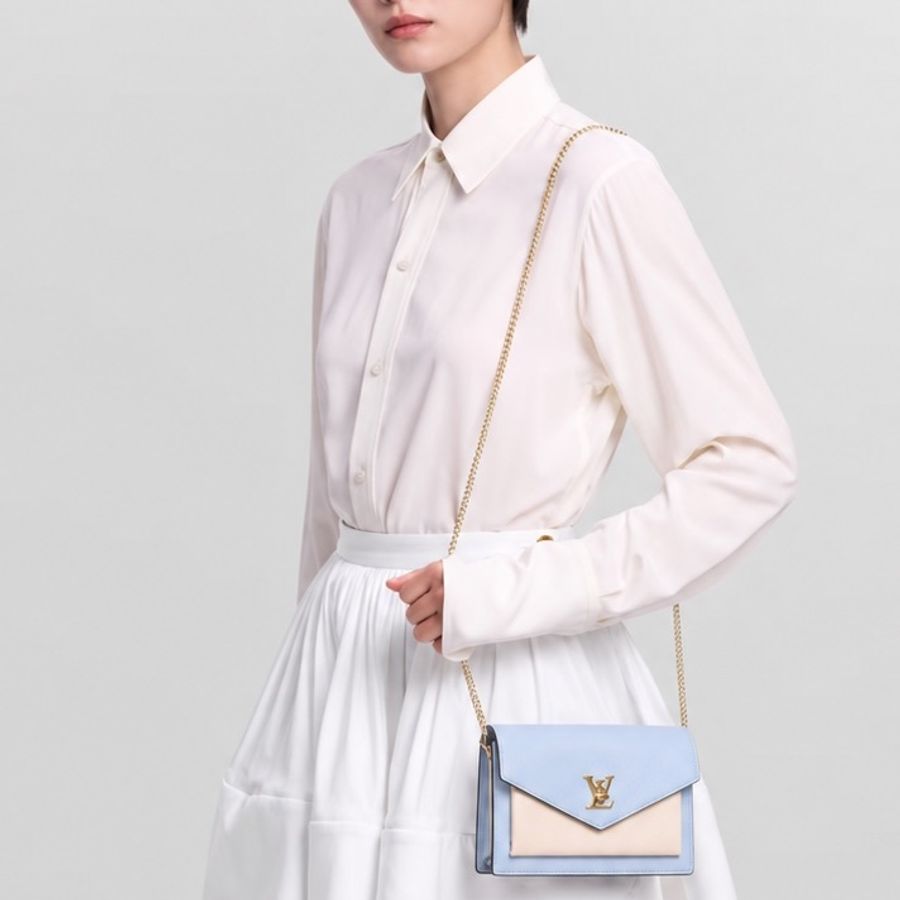 LV My Lockme 藍白雙色小牛皮金屬鍊帶 翻蓋信封包-1