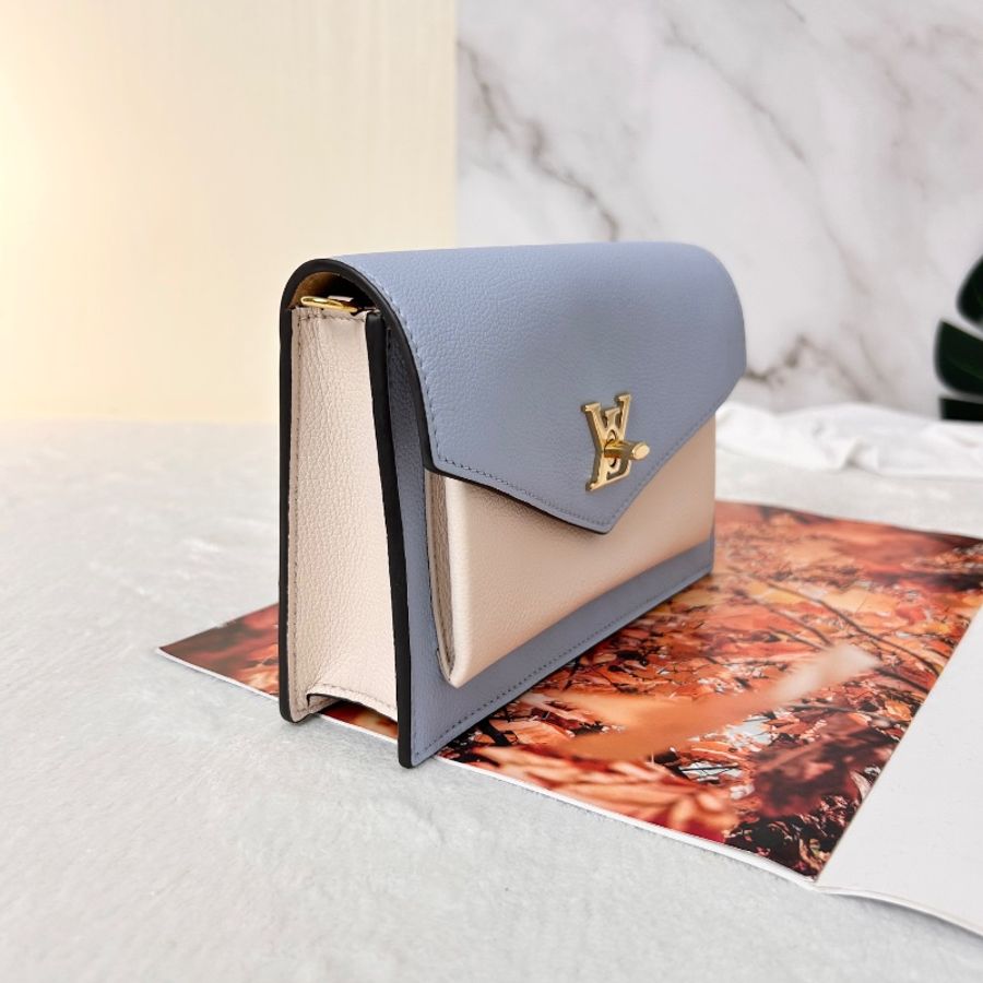 LV My Lockme 藍白雙色小牛皮金屬鍊帶 翻蓋信封包-6