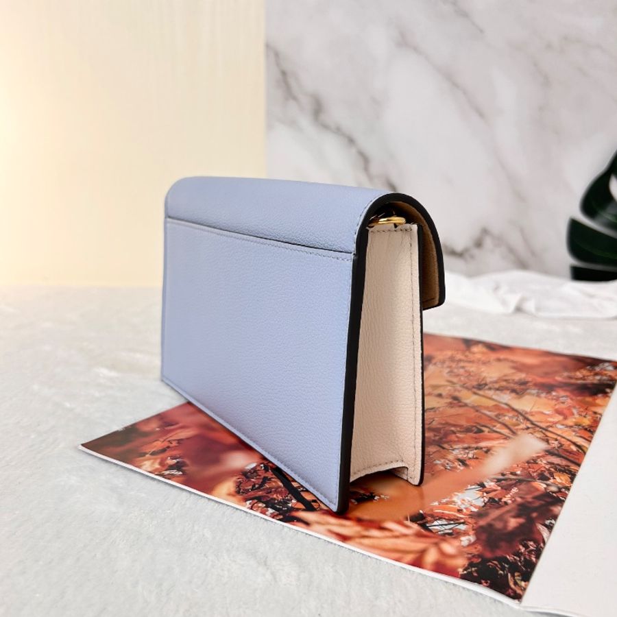 LV My Lockme 藍白雙色小牛皮金屬鍊帶 翻蓋信封包-7