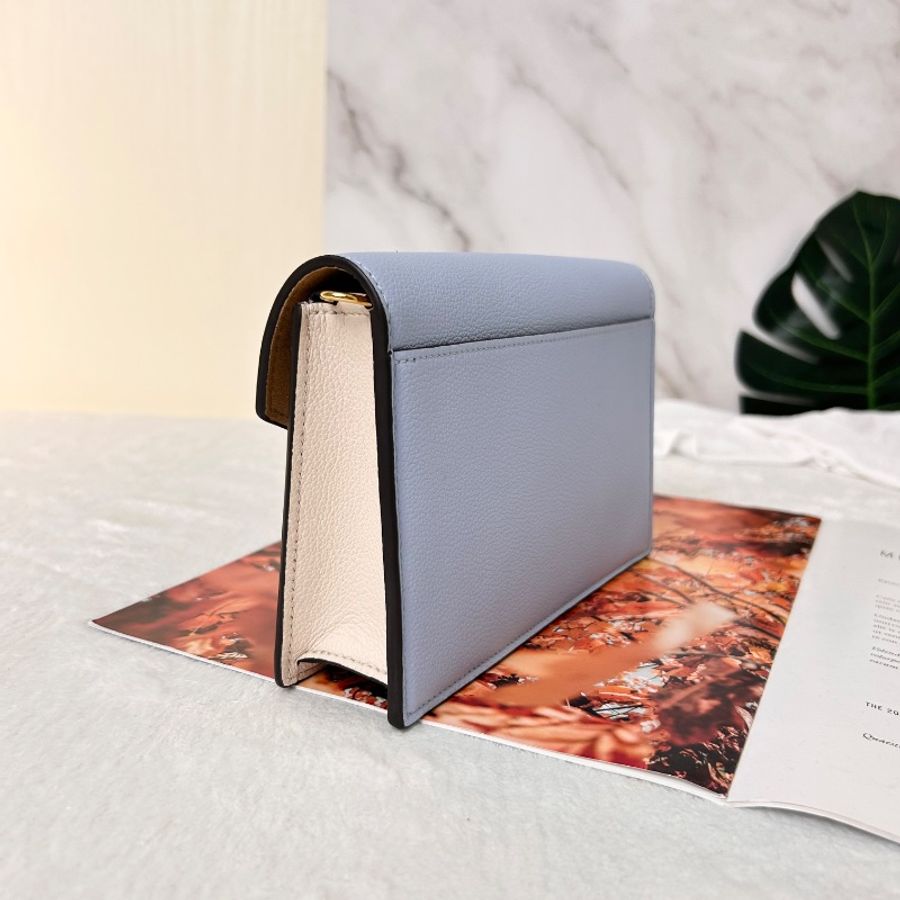 LV My Lockme 藍白雙色小牛皮金屬鍊帶 翻蓋信封包-9