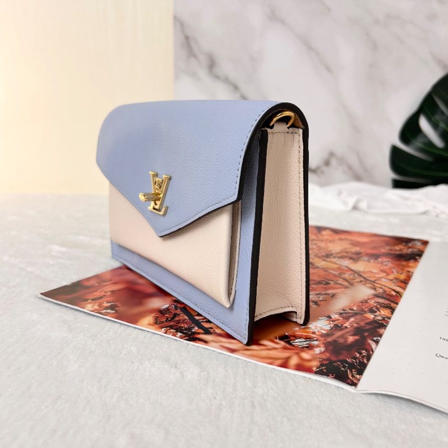 LV My Lockme 藍白雙色小牛皮金屬鍊帶 翻蓋信封包-10