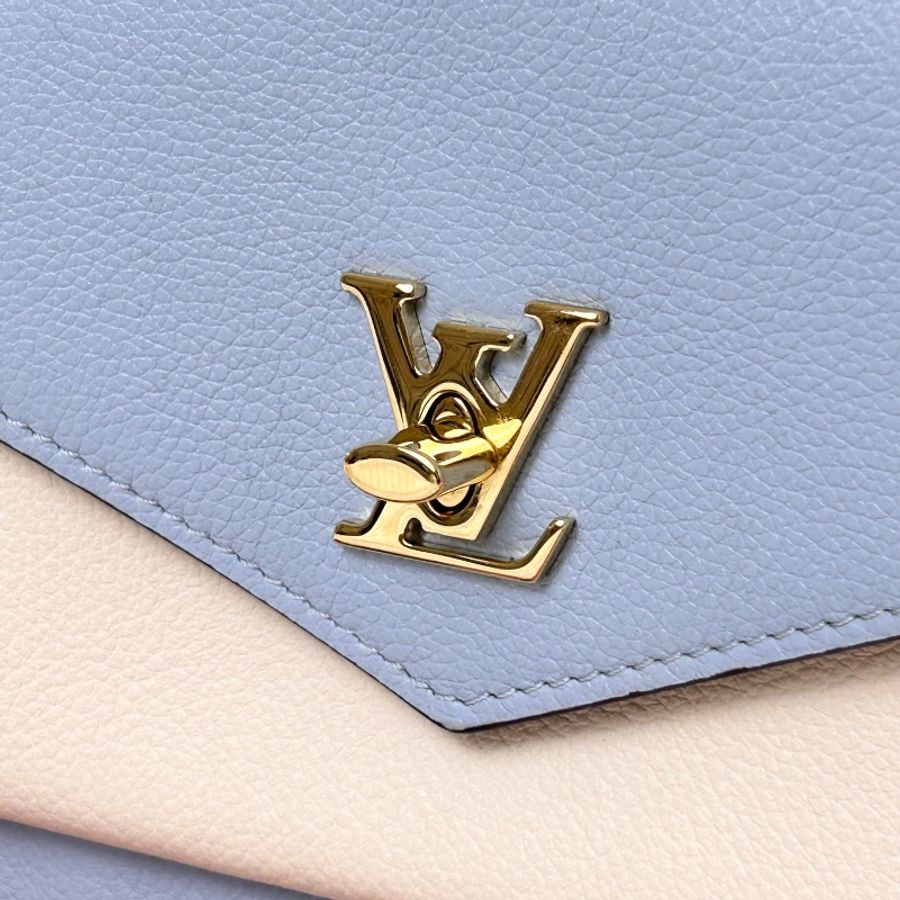 LV My Lockme 藍白雙色小牛皮金屬鍊帶 翻蓋信封包-17