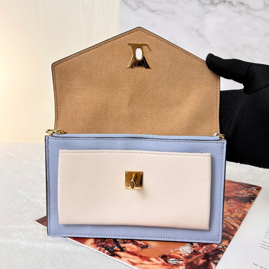 LV My Lockme 藍白雙色小牛皮金屬鍊帶 翻蓋信封包-18