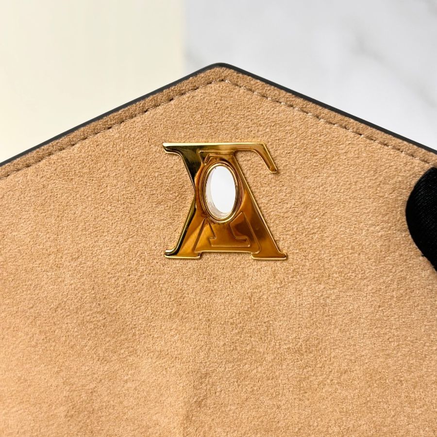 LV My Lockme 藍白雙色小牛皮金屬鍊帶 翻蓋信封包-19