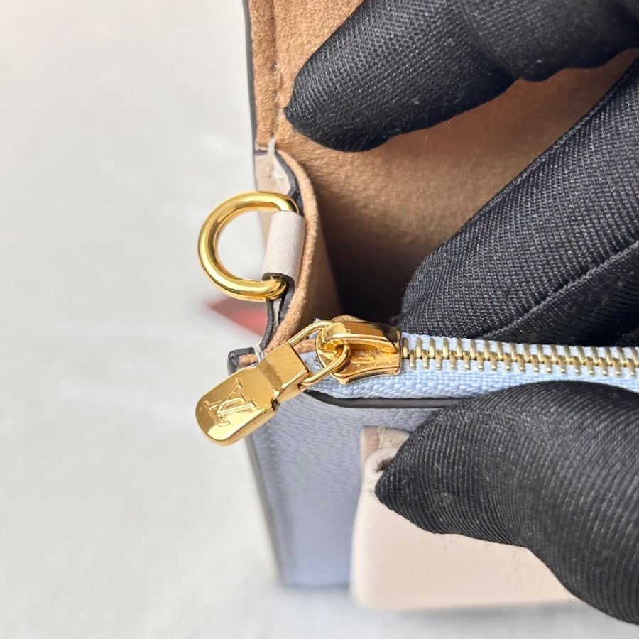 LV My Lockme 藍白雙色小牛皮金屬鍊帶 翻蓋信封包-21
