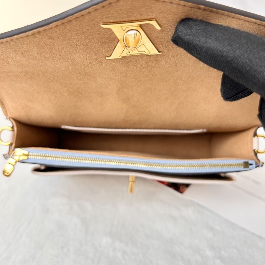 LV My Lockme 藍白雙色小牛皮金屬鍊帶 翻蓋信封包-22