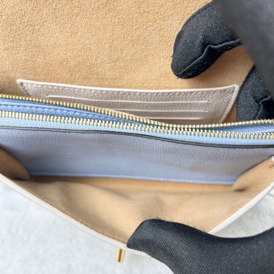 LV My Lockme 藍白雙色小牛皮金屬鍊帶 翻蓋信封包-25