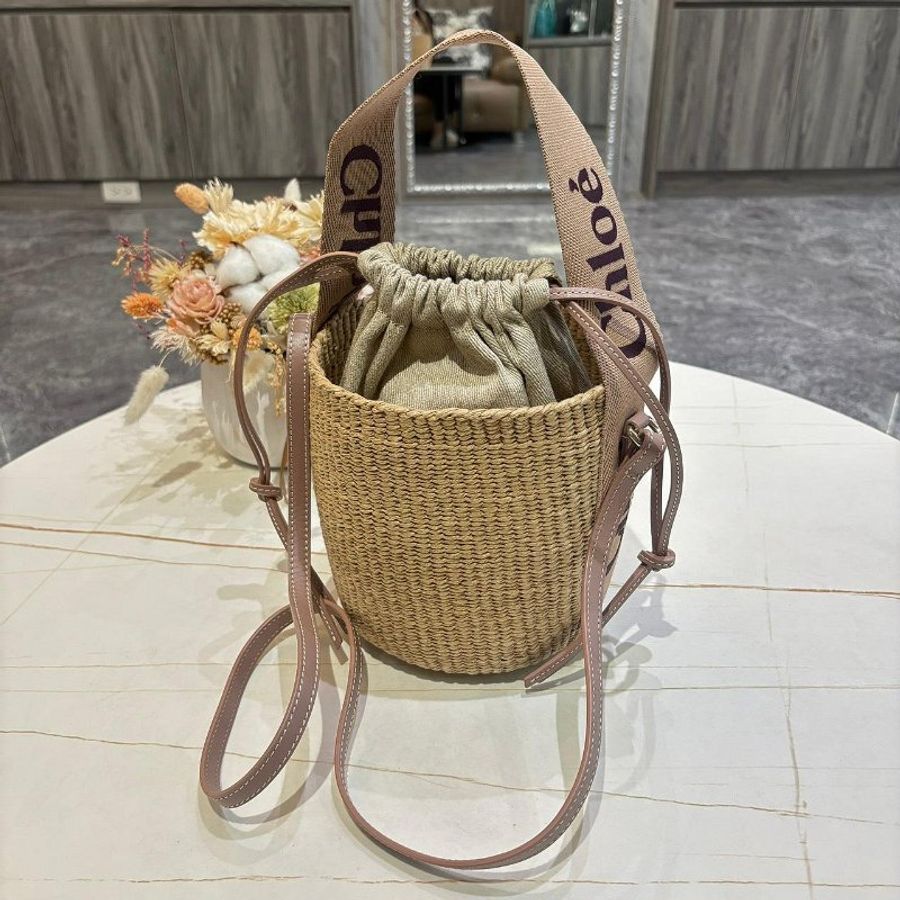 *SHIHNA名牌精品*Chloé Woody 小型 字母刺繡織草編水桶包(粉色)-0