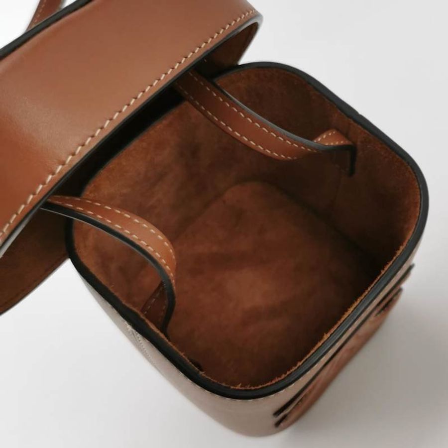 Celine Box Triomphe小號牛皮純色凱旋門Logo單肩包-6
