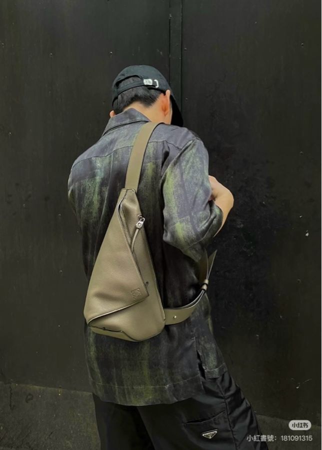 莉亞精品♡ Loewe Anton 胸包 墨綠色 二手美包-1