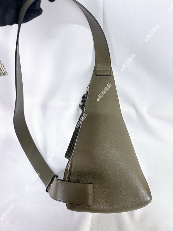 莉亞精品♡ Loewe Anton 胸包 墨綠色 二手美包-3