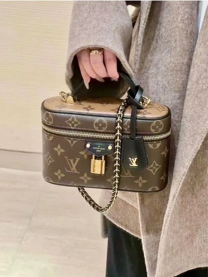 Louis Vuitton  M45165 Vanity PM 鏈帶化妝箱包，Monogram Reverse 塗層帆布製作，配有編織鏈帶與鎖-1
