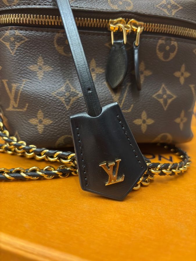 Louis Vuitton  M45165 Vanity PM 鏈帶化妝箱包，Monogram Reverse 塗層帆布製作，配有編織鏈帶與鎖-16