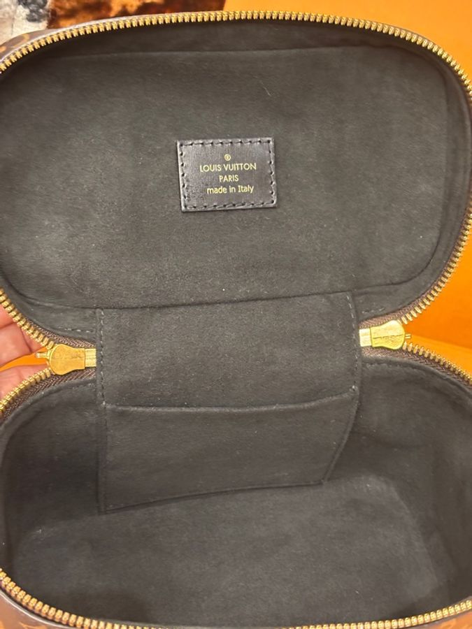 Louis Vuitton  M45165 Vanity PM 鏈帶化妝箱包，Monogram Reverse 塗層帆布製作，配有編織鏈帶與鎖-17
