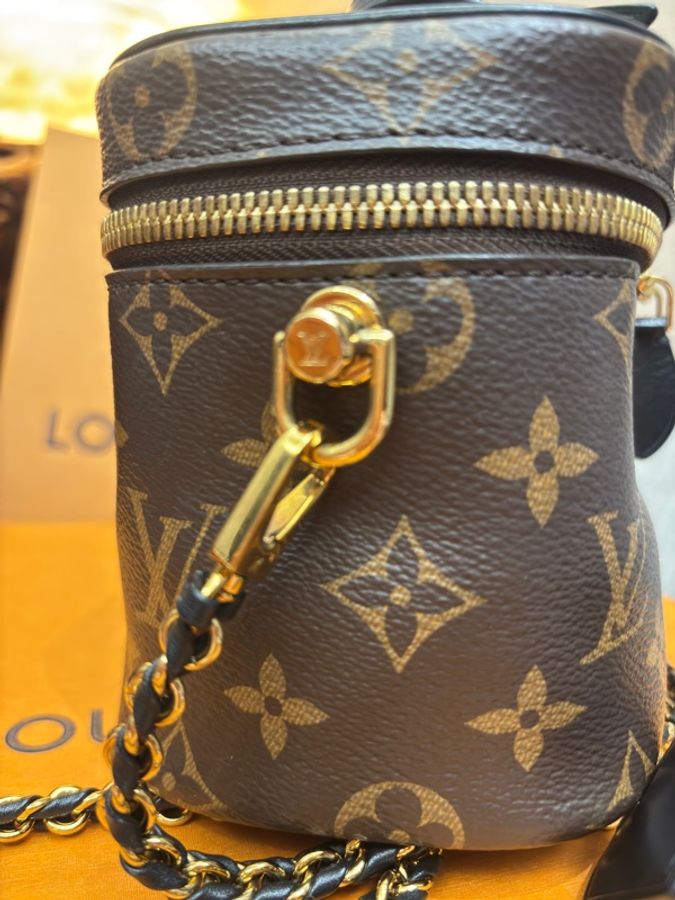 Louis Vuitton  M45165 Vanity PM 鏈帶化妝箱包，Monogram Reverse 塗層帆布製作，配有編織鏈帶與鎖-22
