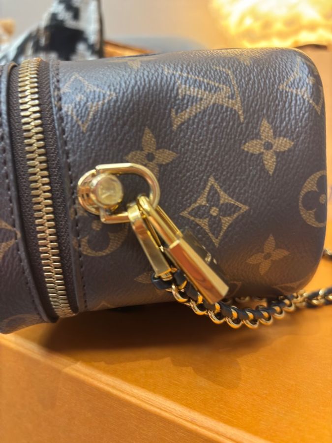 Louis Vuitton  M45165 Vanity PM 鏈帶化妝箱包，Monogram Reverse 塗層帆布製作，配有編織鏈帶與鎖-23