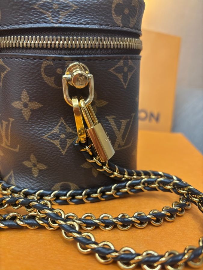 Louis Vuitton  M45165 Vanity PM 鏈帶化妝箱包，Monogram Reverse 塗層帆布製作，配有編織鏈帶與鎖-26