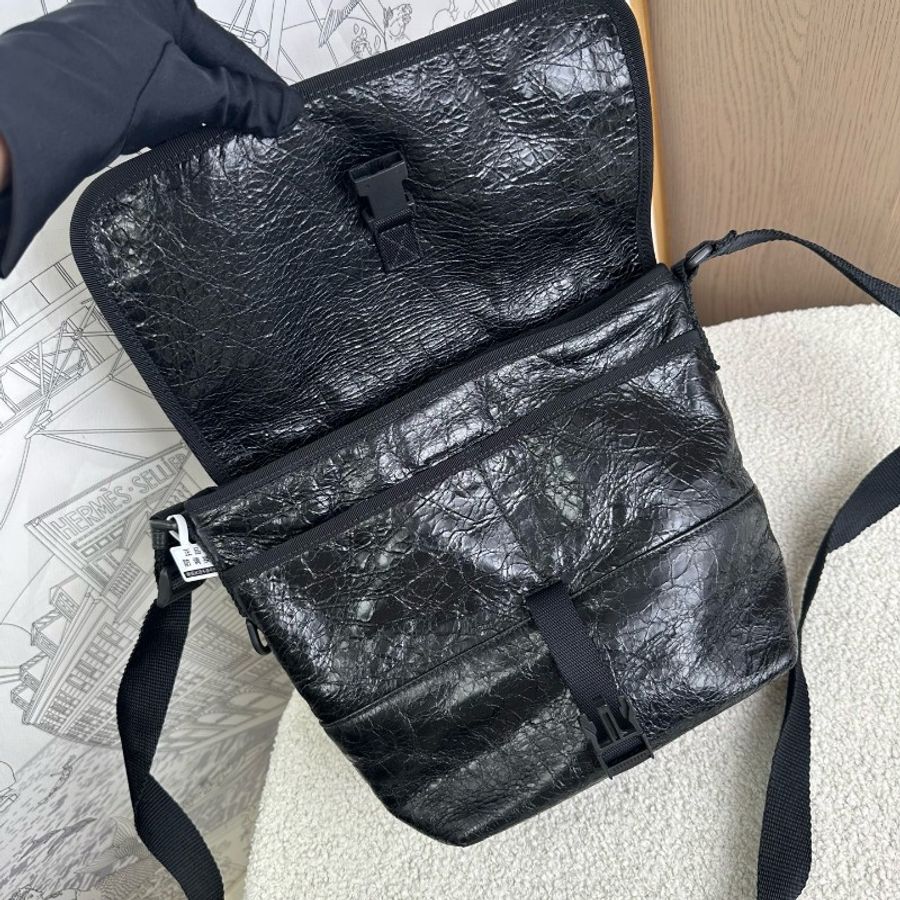Balenciaga Explorer黑銀油蠟牛皮 斜背包-3