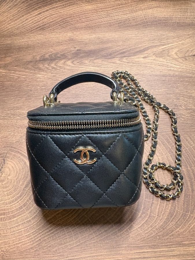 【CHANEL 香奈兒】經典金色雙C LOGO菱格小羊皮拉鍊手提/斜背小方包（黑 AP2198L-BLK-GP）-2