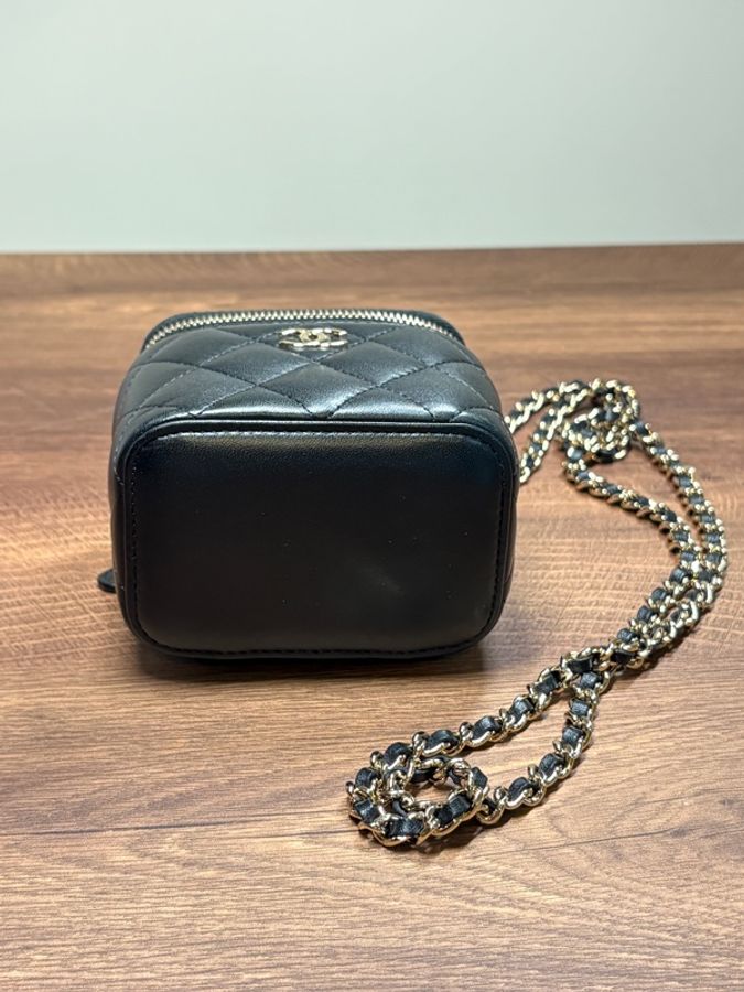 【CHANEL 香奈兒】經典金色雙C LOGO菱格小羊皮拉鍊手提/斜背小方包（黑 AP2198L-BLK-GP）-4