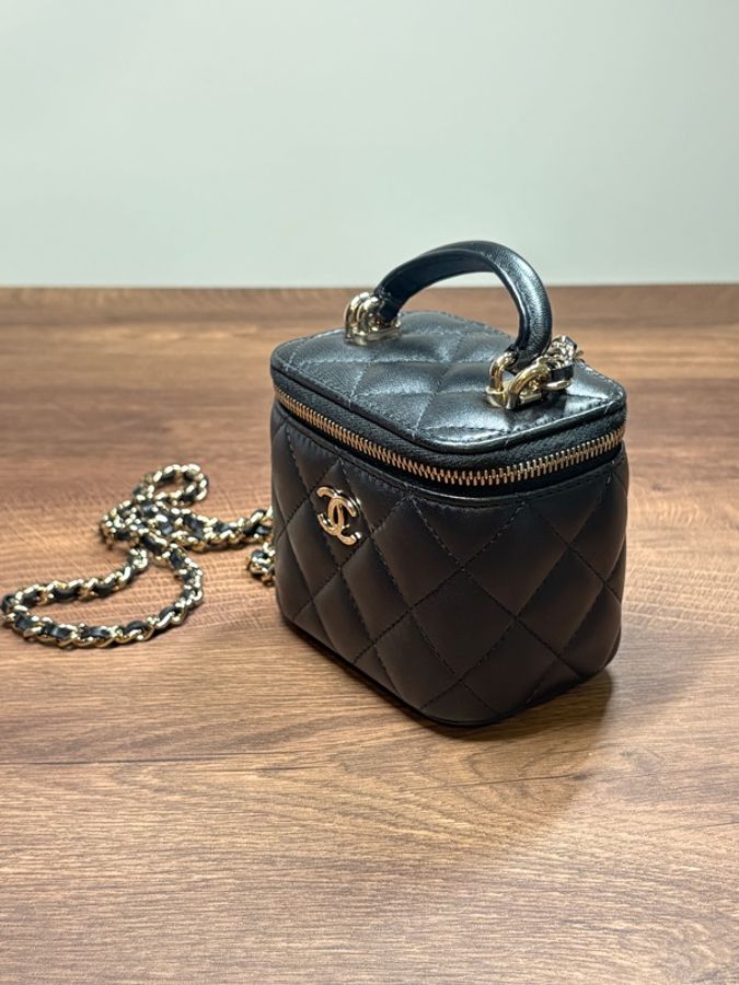 【CHANEL 香奈兒】經典金色雙C LOGO菱格小羊皮拉鍊手提/斜背小方包（黑 AP2198L-BLK-GP）-5