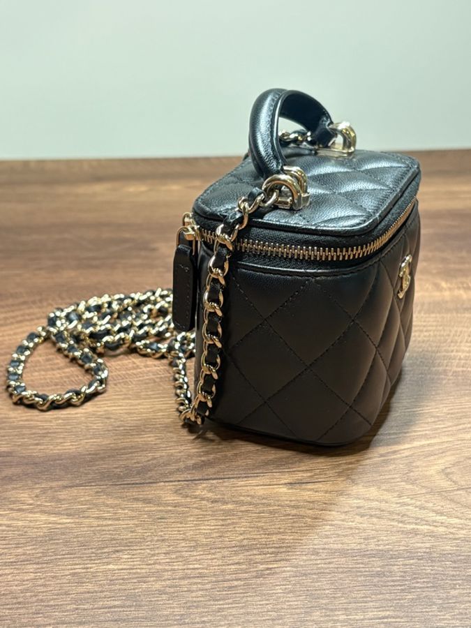 【CHANEL 香奈兒】經典金色雙C LOGO菱格小羊皮拉鍊手提/斜背小方包（黑 AP2198L-BLK-GP）-6