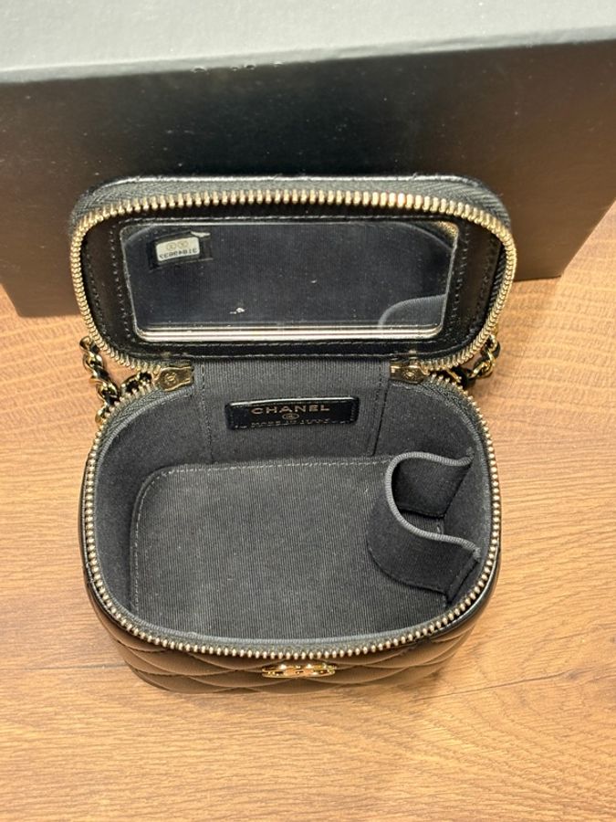 【CHANEL 香奈兒】經典金色雙C LOGO菱格小羊皮拉鍊手提/斜背小方包（黑 AP2198L-BLK-GP）-8