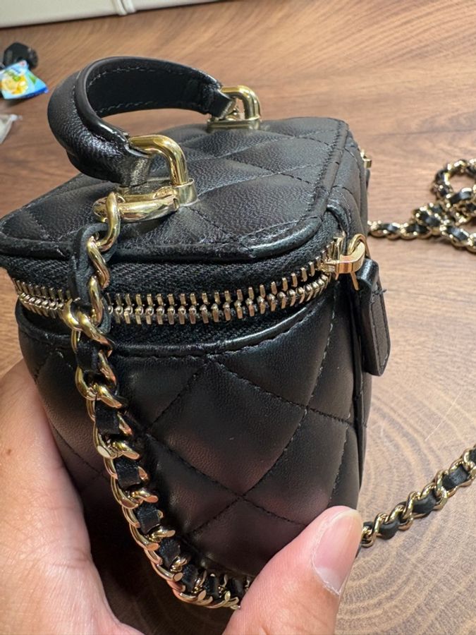 【CHANEL 香奈兒】經典金色雙C LOGO菱格小羊皮拉鍊手提/斜背小方包（黑 AP2198L-BLK-GP）-14