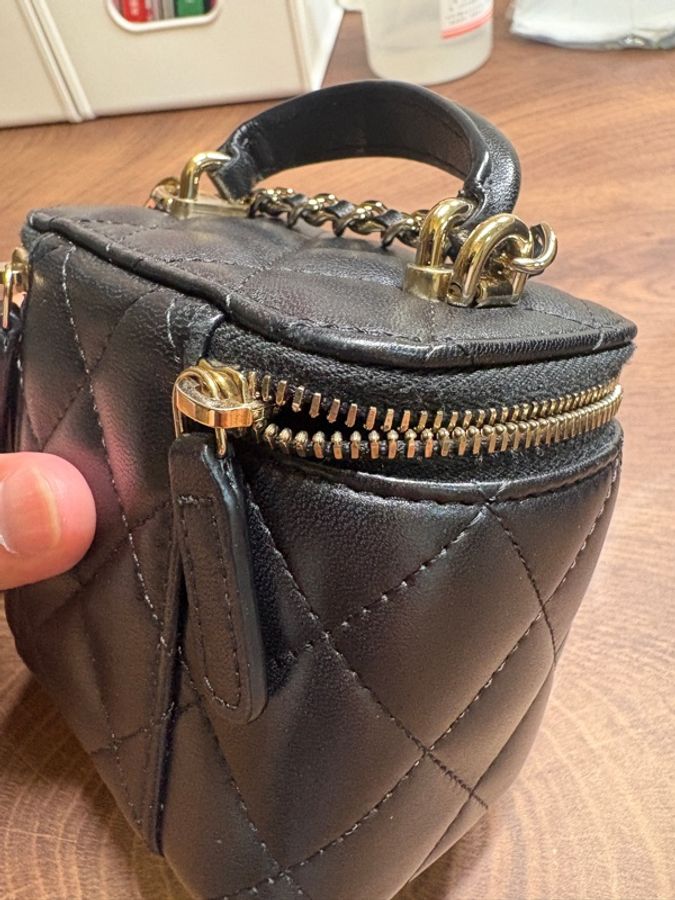 【CHANEL 香奈兒】經典金色雙C LOGO菱格小羊皮拉鍊手提/斜背小方包（黑 AP2198L-BLK-GP）-15