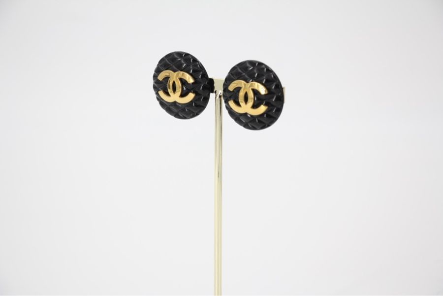 Chanel Vintage 93P 樹脂鍍金菱格紋黑色圓形大耳環-3