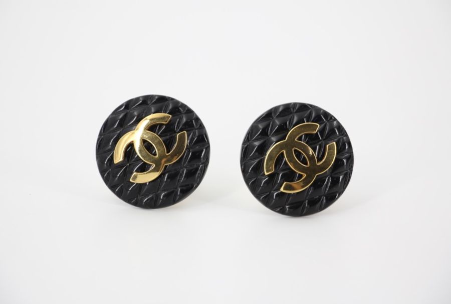 Chanel Vintage 93P 樹脂鍍金菱格紋黑色圓形大耳環-4