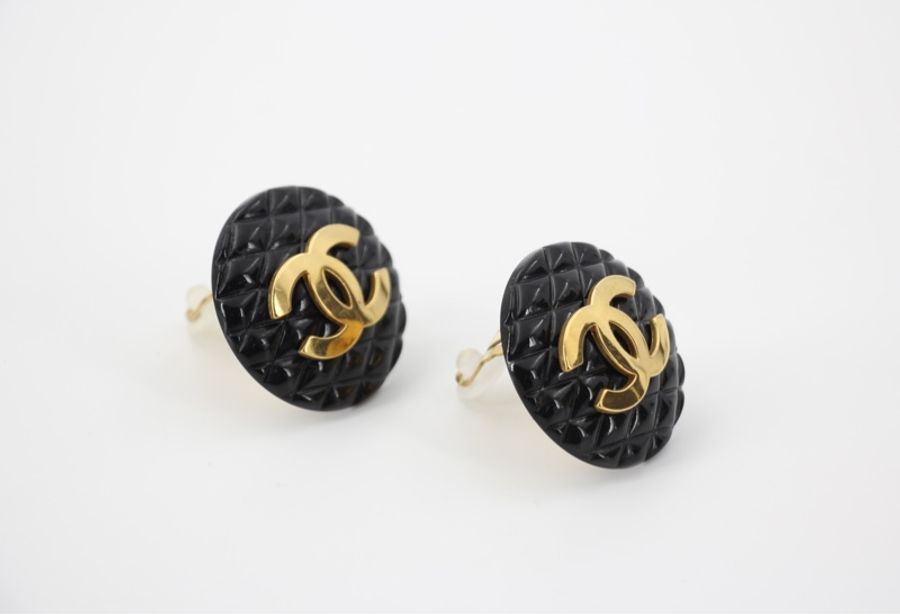 Chanel Vintage 93P 樹脂鍍金菱格紋黑色圓形大耳環-5