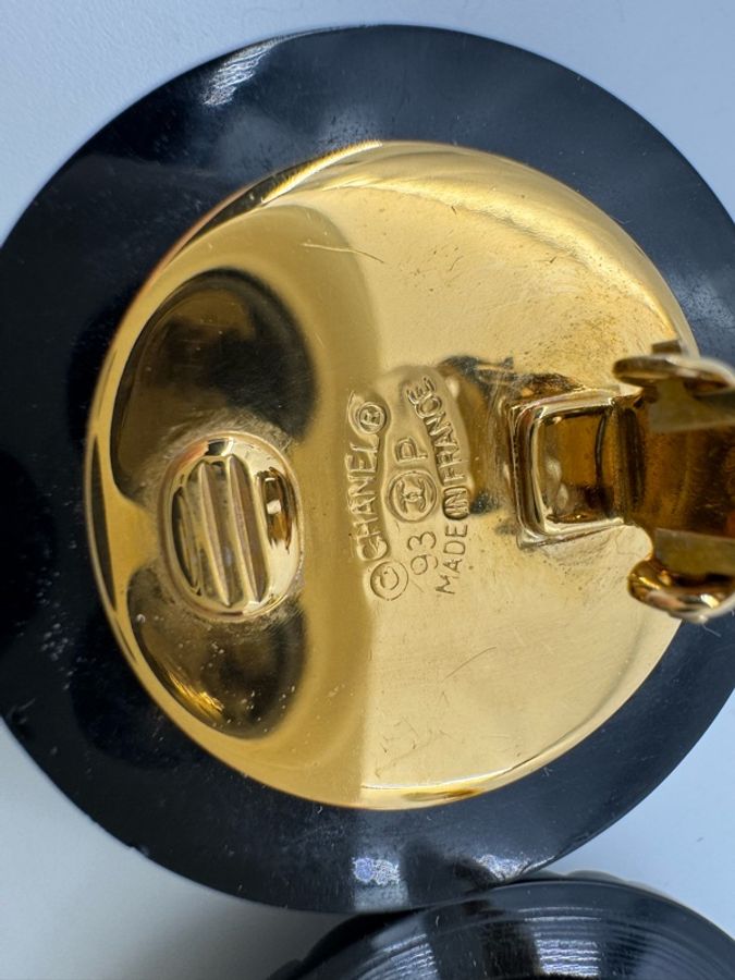 Chanel Vintage 93P 樹脂鍍金菱格紋黑色圓形大耳環-16