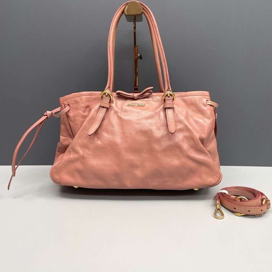 Miu Miu • 經典蝴蝶結蜜桃粉油臘皮斜背包 🈶原廠背帶-2