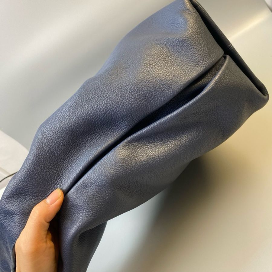 Loewe羅意威荔枝牛皮刺繡鏤空logo hobo腋下包 尺寸32 x 26-4