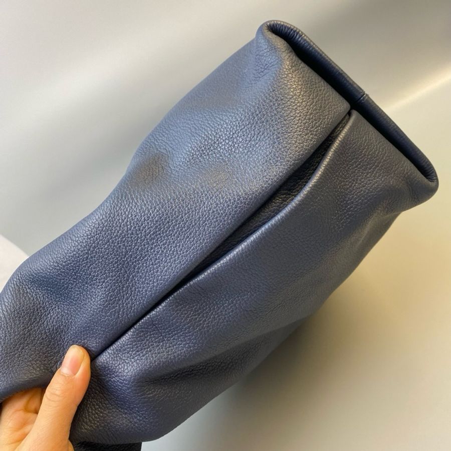 Loewe羅意威荔枝牛皮刺繡鏤空logo hobo腋下包 尺寸32 x 26-5