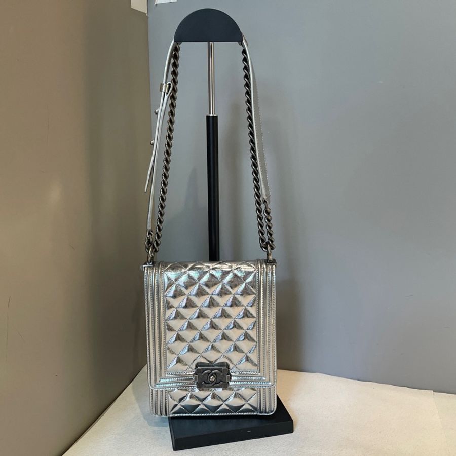 Chanel • 稀有豎版銀色Le Boy-2