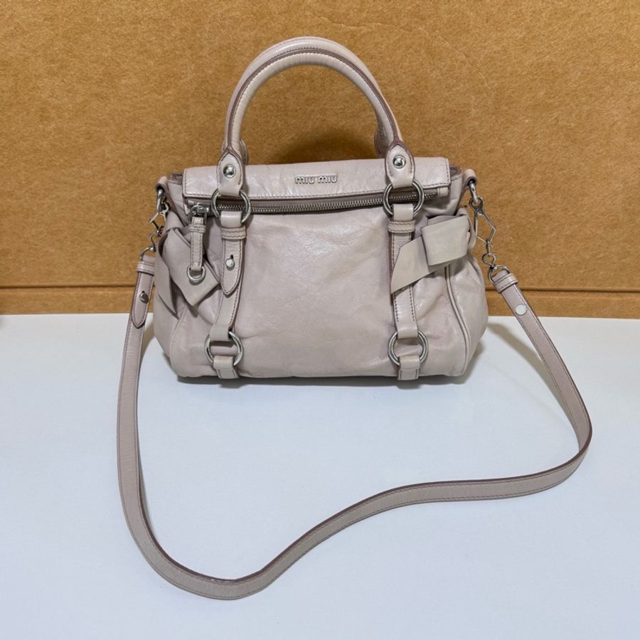 Miu Miu • 經典裸粉色蝴蝶結油臘皮機車包 🈶原廠背帶-0
