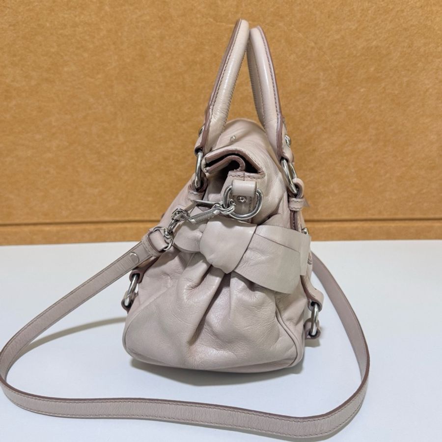 Miu Miu • 經典裸粉色蝴蝶結油臘皮機車包 🈶原廠背帶-4