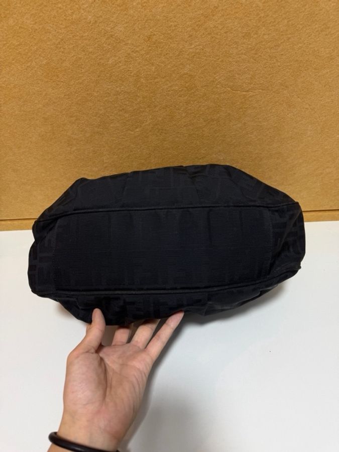 Fendi • 經典黑色老花暗紋金釦鏈條包-9
