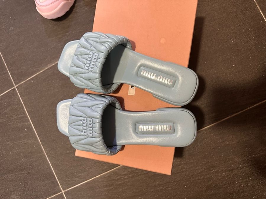 Miu Miu 凉鞋 拖鞋 凉托 经典皱皱真皮 平底露扯一字拖-3