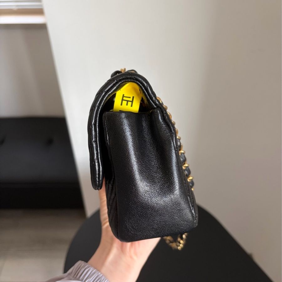 Chanel • 經典黑金山形紋牛皮Cf口蓋包-4