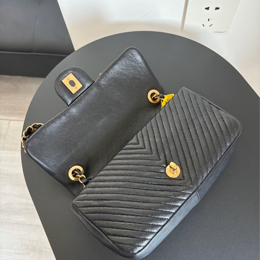 Chanel • 經典黑金山形紋牛皮Cf口蓋包-8