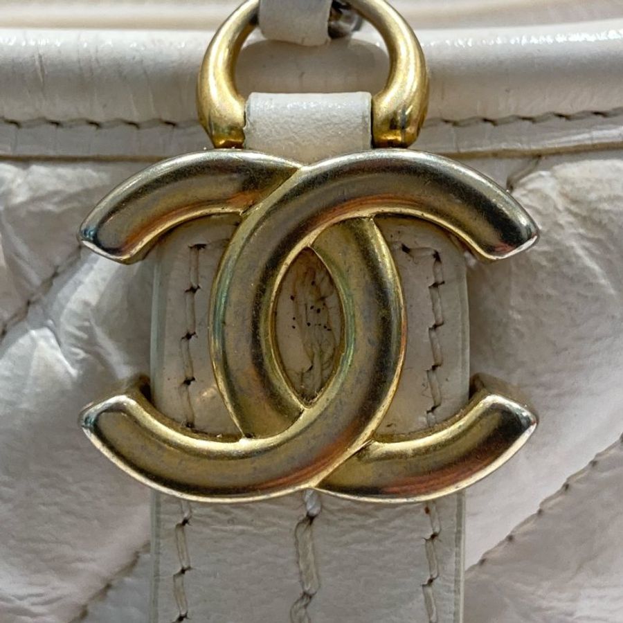 CHANEL 香奈兒 A91810 GABRIELLE HOBO BAG 迷你流浪包 油蠟小牛皮 白色 金釦-12
