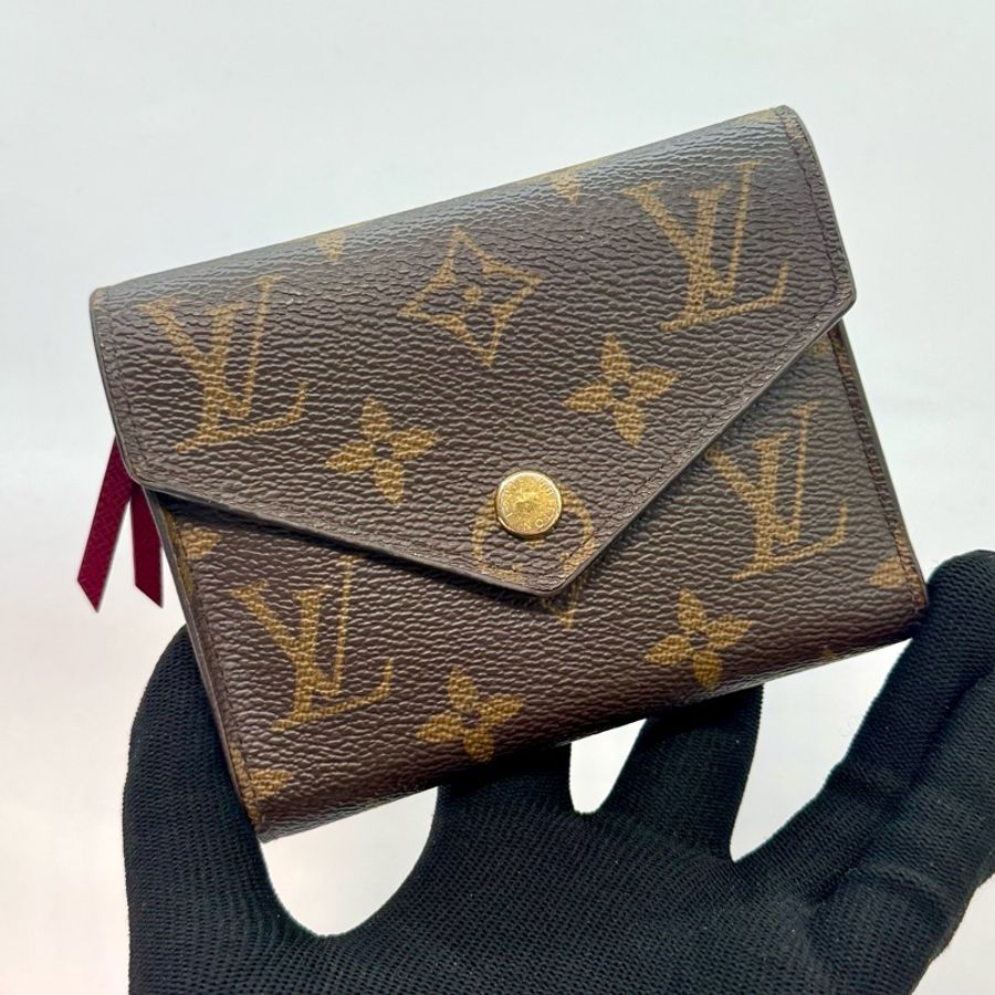 LOUIS VUITTON Victorine 老花帆布芭蕾粉內襯 三折信封短夾 M41938-0
